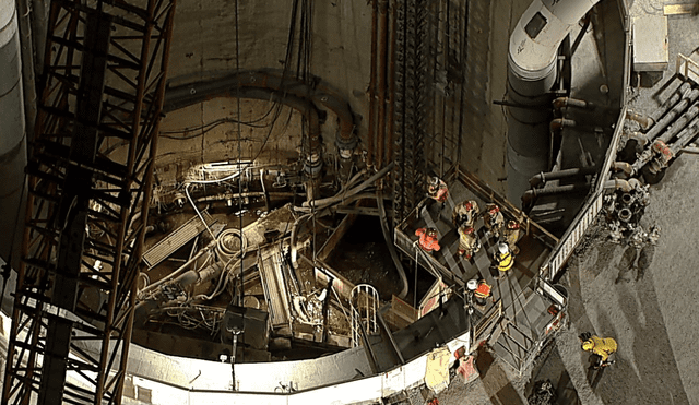 La causa del derrumbe se atribuyó a un "apretamiento del suelo" durante la operación de una tuneladora. Las obras permanecerán suspendidas mientras se investiga el accidente. Foto: Captura/CNN La causa del derrumbe se atribuyó a un "apretamiento del suelo" durante la operación de una tuneladora. Las obras permanecerán suspendidas mientras se investiga el accidente. Foto: Captura/CNN