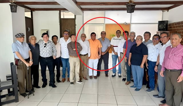 En la fotografía también aparece el presidente del comité del proceso electoral. Foto: La República. En la fotografía también aparece el presidente del comité del proceso electoral. Foto: La República.