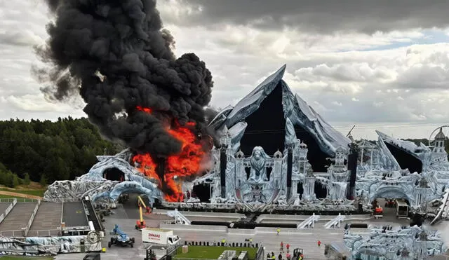 El escenario principal del festival de música Tomorrowland en Bélgica se incendió, según múltiples videos y fotos que circulan en redes sociales. Foto: X El escenario principal del festival de música Tomorrowland en Bélgica se incendió, según múltiples videos y fotos que circulan en redes sociales. Foto: X