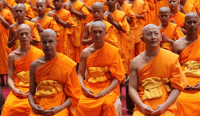 Al menos 9 monjes en Tailandia fueron extorsionados por una mujer. Al menos 9 monjes en Tailandia fueron extorsionados por una mujer.