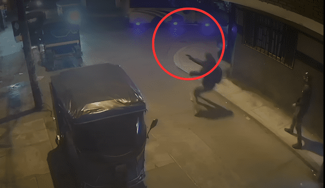 Bala perdida impactó a mujer dentro de bus que circulaba durante la balacera. Foto: Composición LR/América Noticias