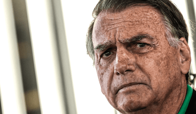 Los agentes llegaron al domicilio de Bolsonaro para colocarle una tobillera electrónica, después de que el Tribunal Supremo Federal detectara un creciente riesgo de fuga. Foto: AFP