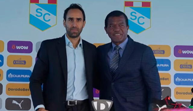 Joel Raffo presentó oficialmente a Julio César Uribe como director general de fútbol. Foto: captura de Cristal TV Joel Raffo presentó oficialmente a Julio César Uribe como director general de fútbol. Foto: captura de Cristal TV
