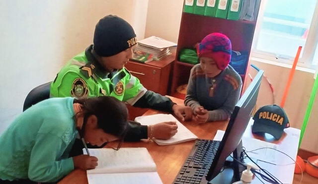 Suboficial de la PNP brinda clases de reforzamiento a dos hermanitos dentro de comisaría. Suboficial de la PNP brinda clases de reforzamiento a dos hermanitos dentro de comisaría.