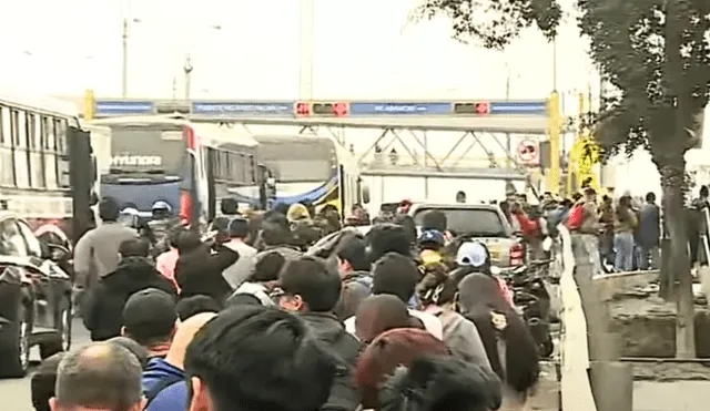 Impiden acceso de transeúntes al Centro de Lima. Foto: Latina. Impiden acceso de transeúntes al Centro de Lima. Foto: Latina.