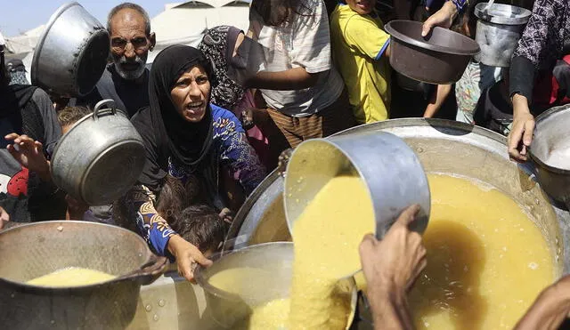 Human Rights Watch denunció que las fuerzas israelíes convierten la distribución de ayuda en Gaza en un "baño de sangre". Foto: composición LR/AFP Human Rights Watch denunció que las fuerzas israelíes convierten la distribución de ayuda en Gaza en un "baño de sangre". Foto: composición LR/AFP