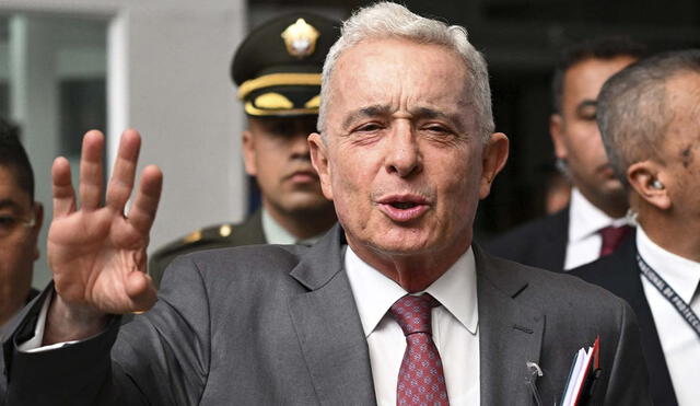 El expresidente colombiano Álvaro Uribe fue sentenciado este viernes a 12 años de prisión domiciliaria por los delitos de fraude procesal y soborno en actuación penal. Foto: AFP El expresidente colombiano Álvaro Uribe fue sentenciado este viernes a 12 años de prisión domiciliaria por los delitos de fraude procesal y soborno en actuación penal. Foto: AFP