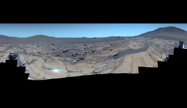 Marte revelado: cielo azul engañoso y terreno rojo en panorámica sin igual. Marte revelado: cielo azul engañoso y terreno rojo en panorámica sin igual.