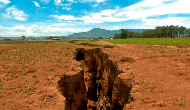 Discover how the 3,500-kilometer-long East African Rift is splitting Africa into two landmasses and will eventually form a new ocean. Explore the science behind this transformation. Photo: National Geographic.