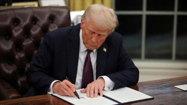 The White House is offering buyouts to federal workers who refuse to return to the office, following President Trump's orders. Photo: France 24.