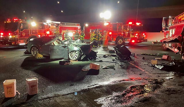 A fatal Tesla crash on NYC's FDR Drive has sparked discussions on electric vehicle safety, focusing on battery fire risks and the importance of understanding advanced driver-assistance systems. Photo: El País.