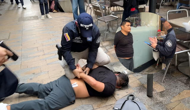 Exact moment when Miguel Rodríguez Díaz, alias 'Cuchillo', was arrested at a Colombian airport in connection with the Pataz massacre that left 13 miners dead. Photo: GLR News Composition/ Mininter