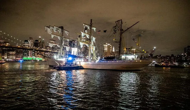 Eyewitnesses captured dramatic footage of the three masts snapping against the bridge before the Cuauhtémoc vessel drifted to a nearby pier. Photo: AFP Eyewitnesses captured dramatic footage of the three masts snapping against the bridge before the Cuauhtémoc vessel drifted to a nearby pier. Photo: AFP