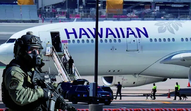 Bomb alert on Hawiian Airlines was made Tuesday morning and passangers got evacuated by the SWAT team. (Photo: GLR Composition / AFP News / AP Photos) Bomb alert on Hawiian Airlines was made Tuesday morning and passangers got evacuated by the SWAT team. (Photo: GLR Composition / AFP News / AP Photos)