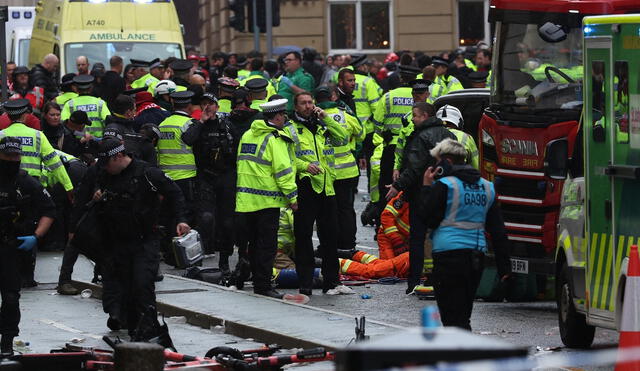 Emergency responders assist victims after a car drove into the crowd during Liverpool's Premier League victory parade, leaving dozens injured. Photo: AFP Emergency responders assist victims after a car drove into the crowd during Liverpool's Premier League victory parade, leaving dozens injured. Photo: AFP