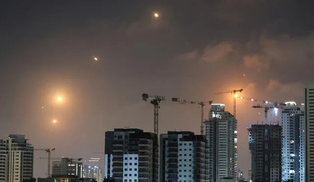 Missiles appeared on the Israeli sky. Photo: Ahmad GHARABLI / AFP Missiles appeared on the Israeli sky. Photo: Ahmad GHARABLI / AFP