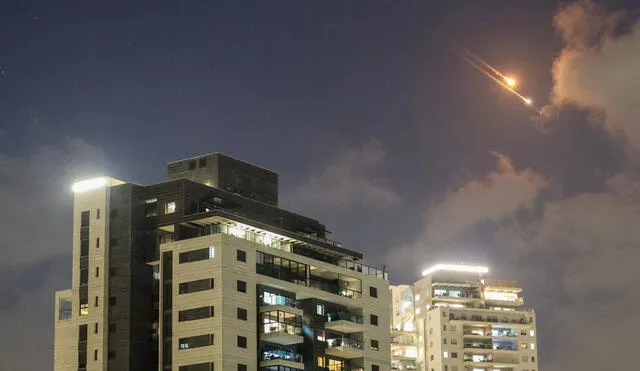 Rocket trails streak across the sky above Netanya, Israel, during a renewed wave of Iranian missile strikes on June 15, 2025. Photo: AFP Rocket trails streak across the sky above Netanya, Israel, during a renewed wave of Iranian missile strikes on June 15, 2025. Photo: AFP
