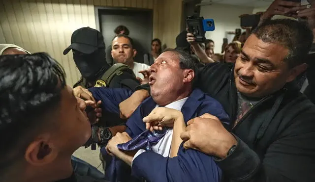 ICE agents detain NYC Comptroller Brad Lander outside immigration court following a controversial ruling. Photo: Dean Moses ICE agents detain NYC Comptroller Brad Lander outside immigration court following a controversial ruling. Photo: Dean Moses