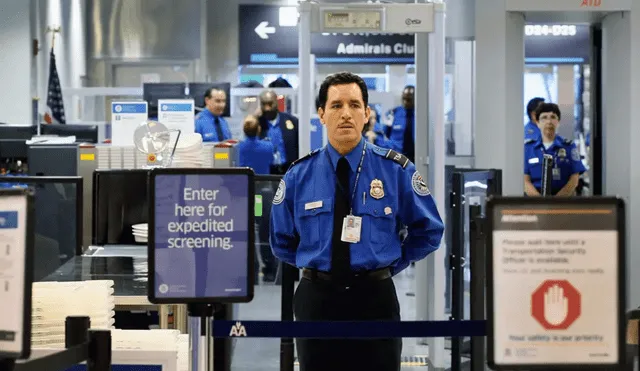 Check the list of banned items by the TSA. Photo: Right check-in