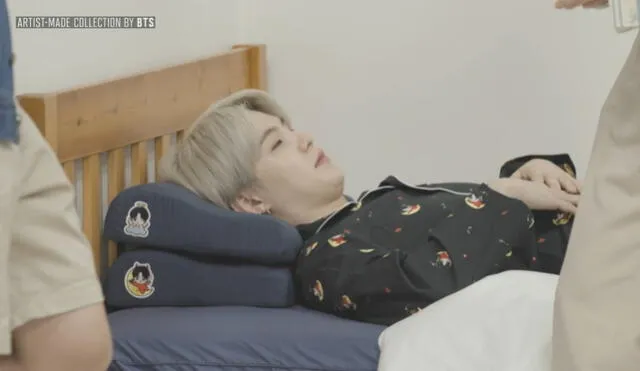 Suga modela pijamas y almohadas de la colección de Jin. Foto: HYBE Merch