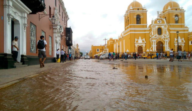 La Libertad: desborde de quebrada San Idelfonso vuelve a inundar el centro de Trujillo | VIDEO