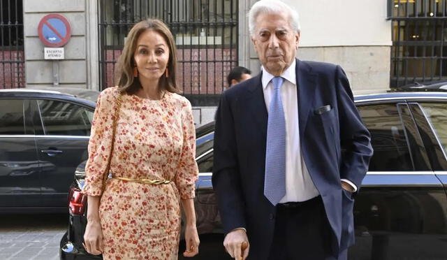 Isabel Preysler y Mario Vargas Llosa en la presentación de “La mirada quieta: (de Pérez Galdós)”. Foto: ¡Hola!