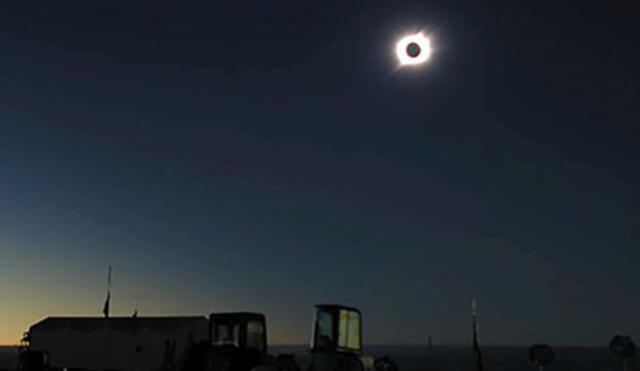 Imagen del último eclipse solar total sobre la Antártida visto desde la estación Dome Fuji de Japón en noviembre de 2003. Foto: Journal of Geophysical Research