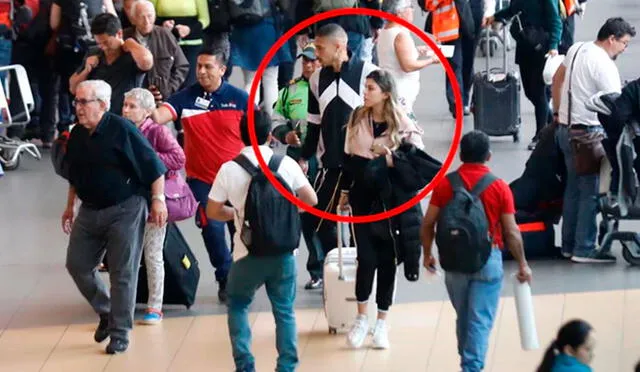 Paolo Guerrero y Alondra García son vistos en aeropuerto.