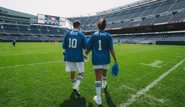 Nick Jonas y Priyanka Chopra en un partido de fútbol americano