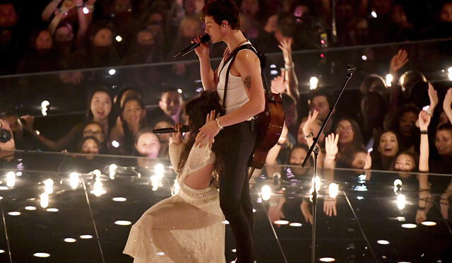 Famosos reaccionaron al casi beso de Shawn Mendes con Camila Cabello en los VMAs.