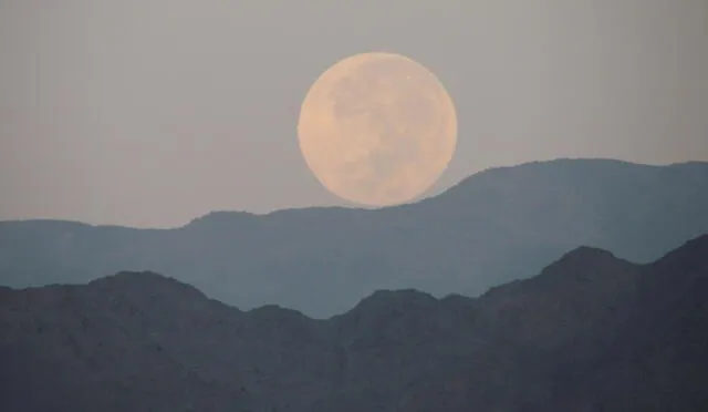 La luna, generalmente, sale por el este y se oculta por el oeste. Foto: Kathe Tarque / Flickr   