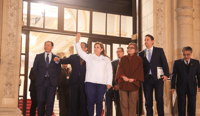  Dina Boluarte con la delegación de Renovación Popular.   