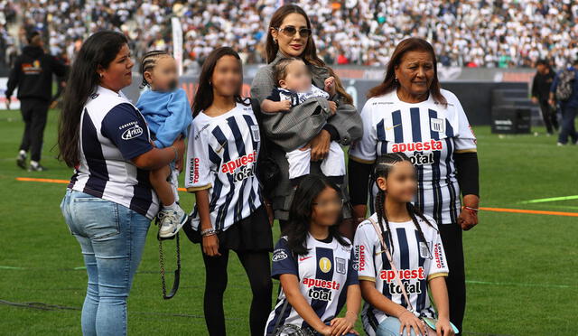  Ana Paula Consorte posa junto a Doña Peta en el evento. Foto: Luis Jiménez/GLR   