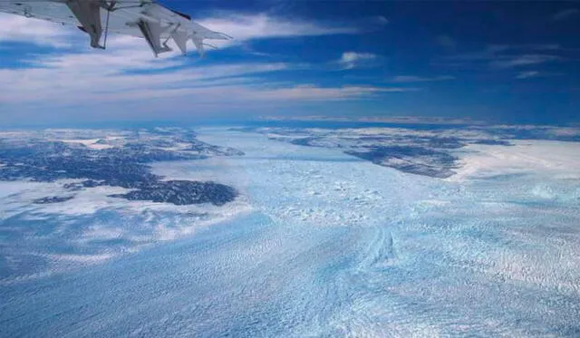 Fotografía aérea de icebergs desprendiéndose del glaciar Jakobshavn, Groenlandia. Crédito: Servicio Geológico de Dinamarca y Groenlandia.
