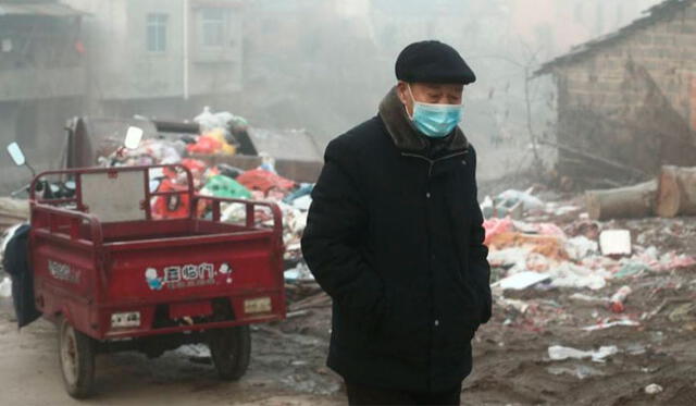 Un anciano en las calles de Wuhan (China), en medio de la epidemia de coronavirus. Foto: EFE.