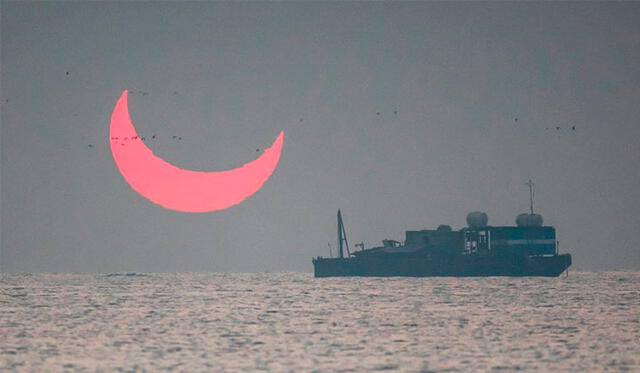 Elias Chasiotis tomó fotografías desde que el astro se asomó por el horizonte hasta que se veía como una media luna en el cielo.