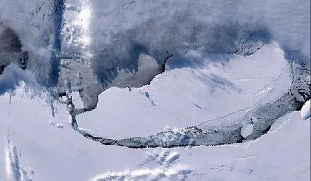 Imagen del iceberg A68 desprendiéndose de la Antártida. Crédito: ESA.