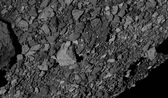 Superficie del asteroide Bennu captada a 5 km por la nave OSIRIS-REx. Crédito: NASA.