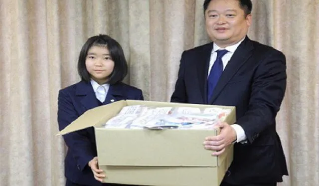 Hime Takimoto le entregó una caja con sus mascarillas hechas a mano al gobernador de Yamanashi, Kotaro Nagasaki. Foto: The Mainichi
