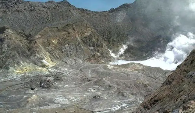 Imagen tomada a las 2:00 p. m., 11 minutos antes de la erupción. Los turistas estaban en el borde del cráter. Foto: Agencia de riesgos geológicos.