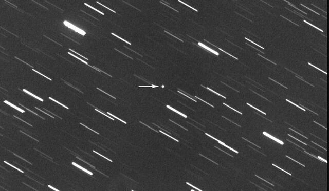 El asteroide 1998 OR2 es captado mientras se mueve, con el fondo de estrellas. Crédito: Virtual Telescope.