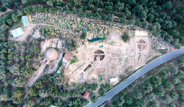 Vista aérea del sitio descubierto. A la izquierda se muestra la tumba Tholos IV, descubierta en 1939. Foto: Universidad de Cincinnatti.