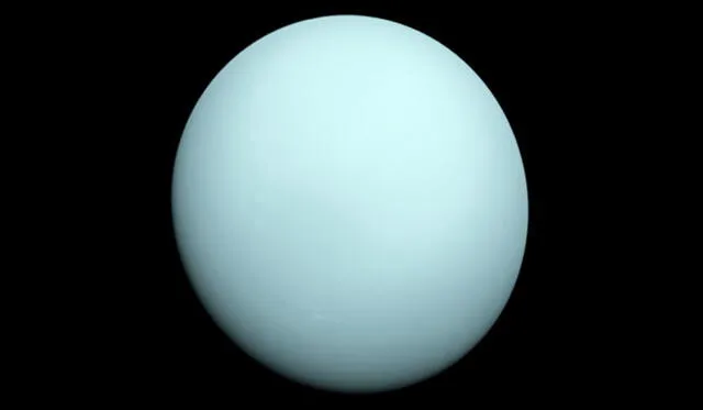 Fotografía de Urano tomada por la sonda Voyager 2 en 1986. Crédito: NASA.