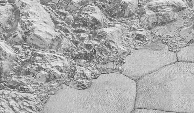 El borde de la región Sputnik Planitia muestra una cadena montañosa. Imagen: NASA.
