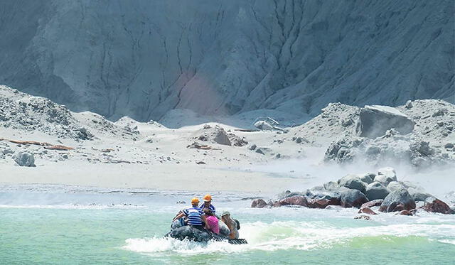Rescate de un grupo de turistas tras la erupción del volcán. Foto: AFP.