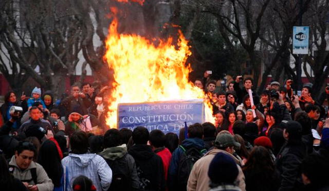 Manifestantes 'queman la Constitución' en modo de protesta. Foto: Difusión.