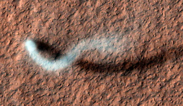 'Demonio de polvo' captado por la cámara HiRise en Marte. Crédito: NASA.