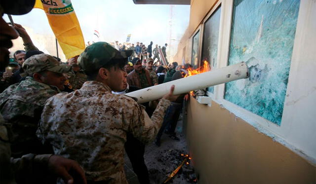 Miembros de Hashd Al Shaabi (pro-Irán) irrumpieron en la Embajada de EE. UU. Foto: AFP.