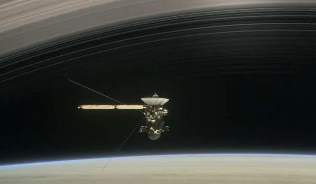 En el último tramo de su misión, la sonda Cassini se acercó tanto que su órbita pasó entre Saturno y sus anillos. Imagen: NASA.