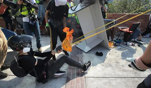 Manifestante dispara un cóctel molotov con la ayuda de una catapulta. Foto: AP.